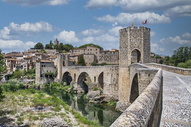 Descubre los pueblos de Girona recorre la provincia - besalú