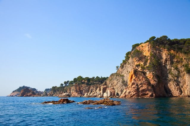 Costa Brava, sus mejores playas para visitar y bañarse - acantilado turismo rural en Girona Cataluña - turismo rural en Girona