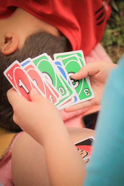 Juegos de mesa para llevar a una casa rural - uno juego de cartas - turismo rural en Girona - casa rural