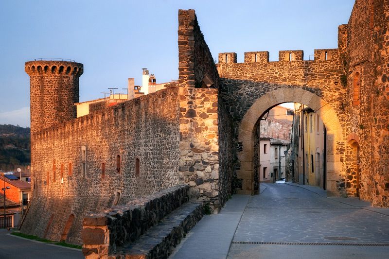 hostalric-entrada-castillo-medieval-turisme-en-girona