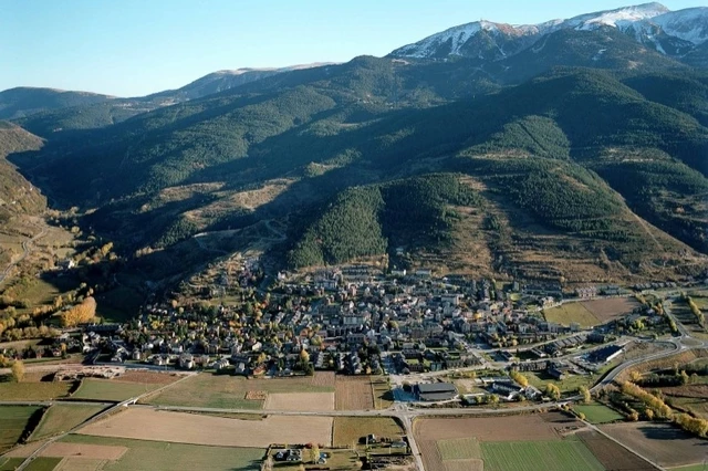 Alp pueblo y montañas senderismo - casa y turismo rural en girona
