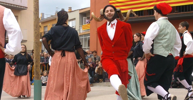 Los mejores planes para Semana Santa en Girona - Baile del Cornudo de Cornellà de Terri - casa y turismo rural en girona