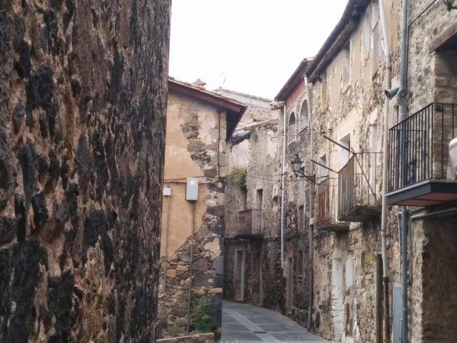 Castellfollit de la roca - pueblo medieval calles - casa y turismo rural en girona