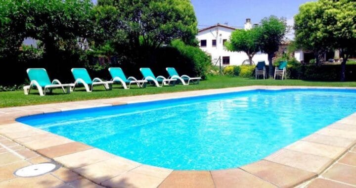 Piscina y casa rural en Girona - Can Micos