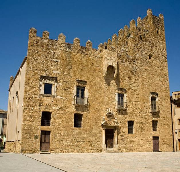 Castillo de la Bisbal del emporda Girona edificio - turismo y casa rural en girona
