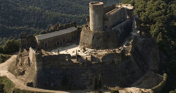 vista aerea del castillo de montsoriu - turismo y casa rural en girona