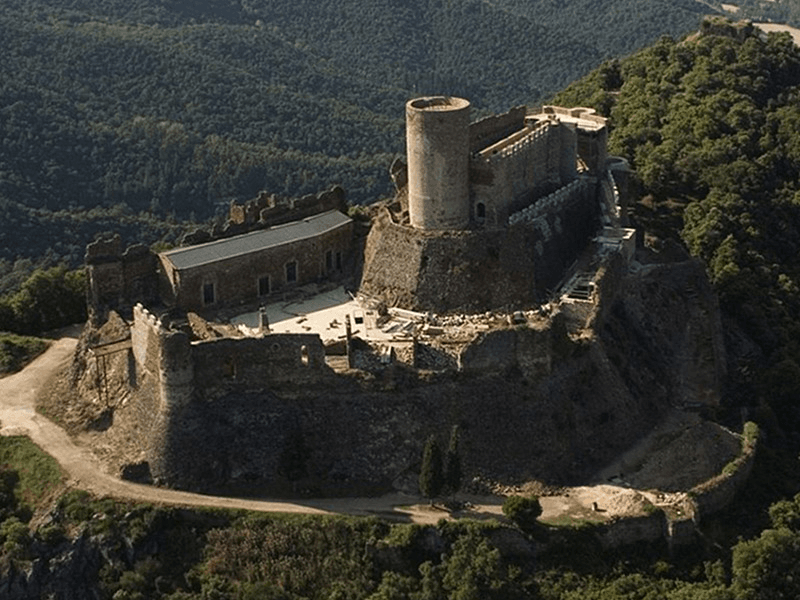 vista aerea del castillo de montsoriu - turismo y casa rural en girona