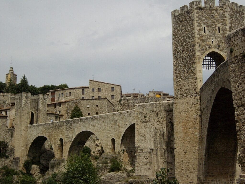 Puente medieval de Besalú, uno de los pueblos con más encanto de Girona