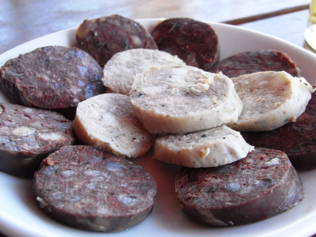 Butifarra blanca y negra, embutido típico de las comarcas de Girona