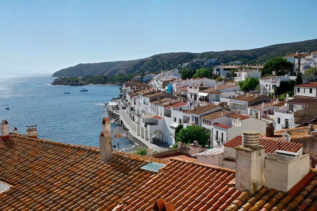 Casas blancas y bahía de Cadaqués en el Alt Empordà