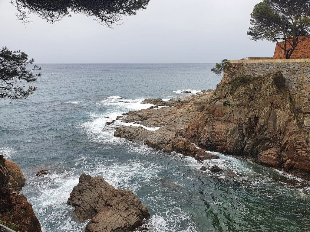 Camí de Ronda de S'Agaró junto al mar en la Costa Brava