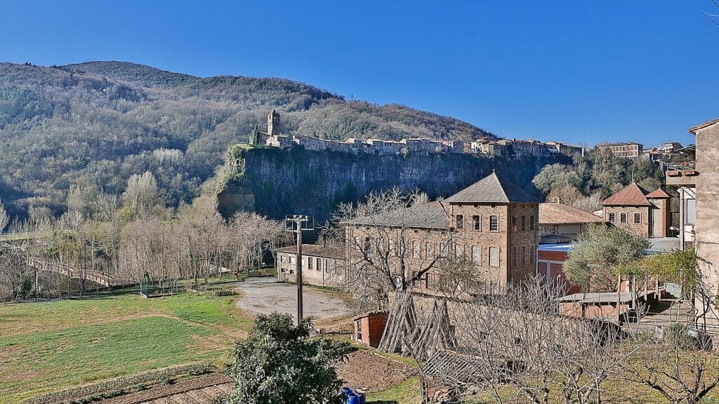 Castellfollit de la Roca sobre su risco basáltico en la Garrotxa