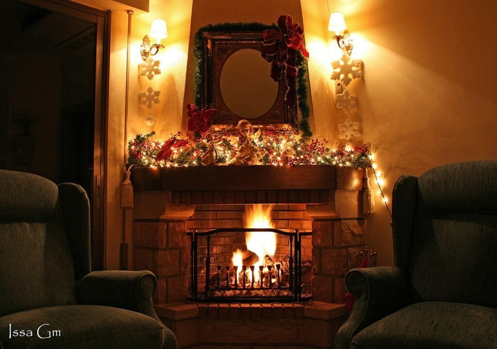 Chimenea encendida con decoración navideña en una casa rural para Navidad