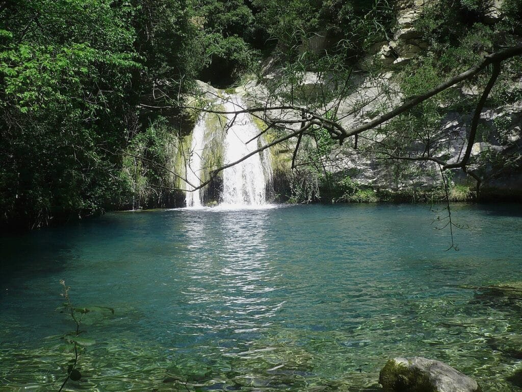 Cascada y poza del Gorg Blau en la ruta de Sant Aniol d'Aguja, Alta Garrotxa