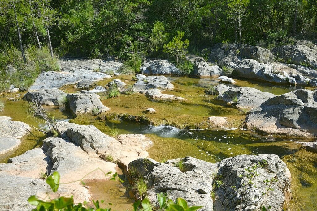 Pozas naturales de los Gorgs de la Muga, ruta con sombra cerca de Albanyà