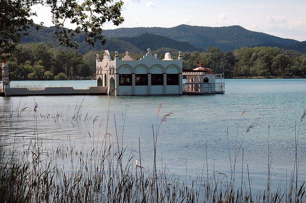Lago de Banyoles con sus casetas de pesca, una de las mejores excursiones con niños en Girona