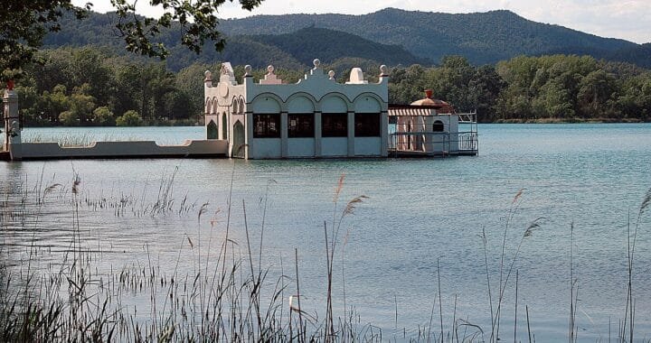 Lago de Banyoles con sus casetas de pesca, una de las mejores excursiones con niños en Girona