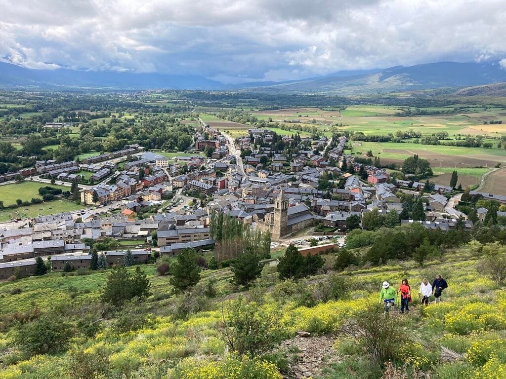 Vista del pueblo de Llívia y sus casas de piedra en la Cerdanya