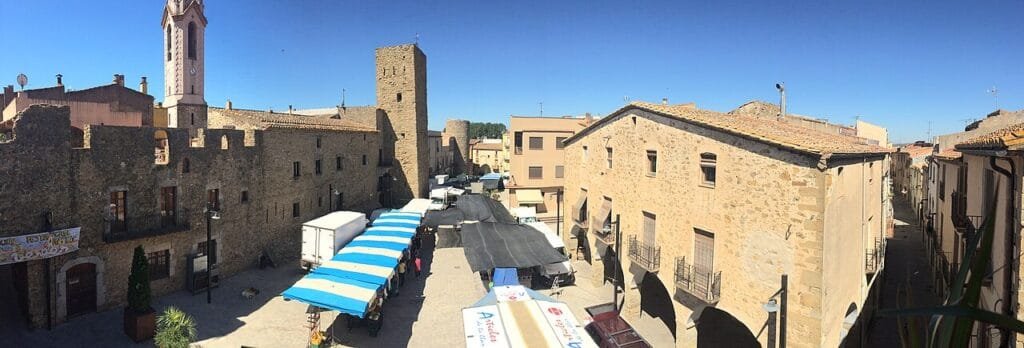 Mercado semanal en la plaza de Verges, Baix Empordà