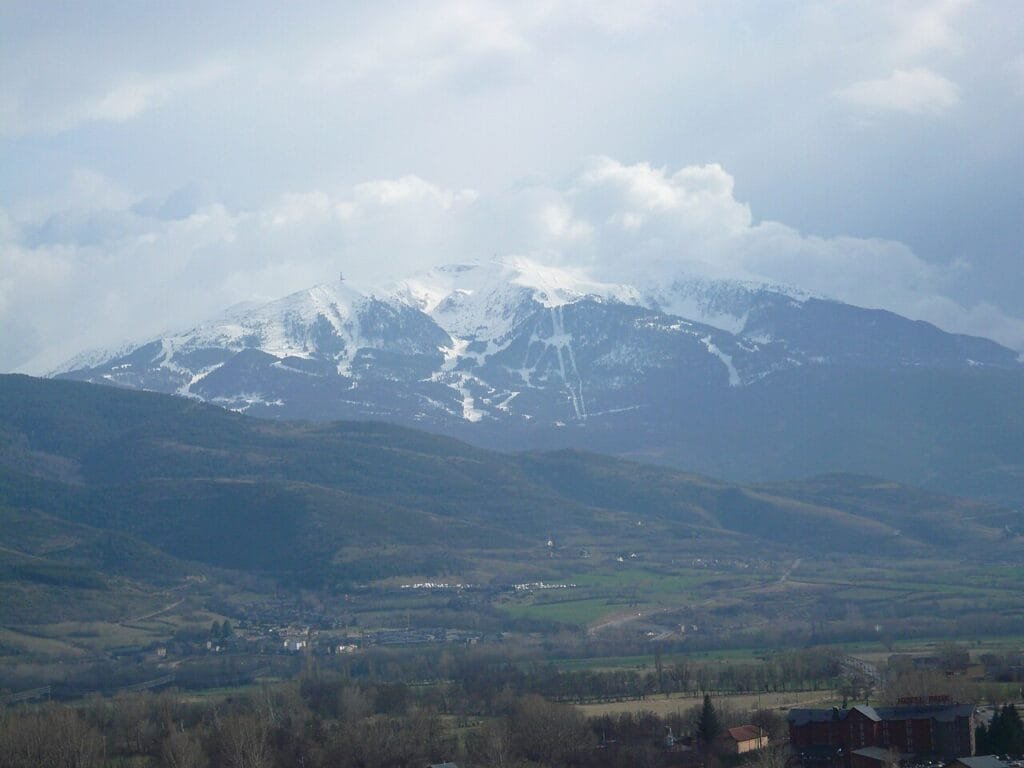 Valle de la Cerdanya y Pirineo nevado desde el Mirador de la Cerdanya