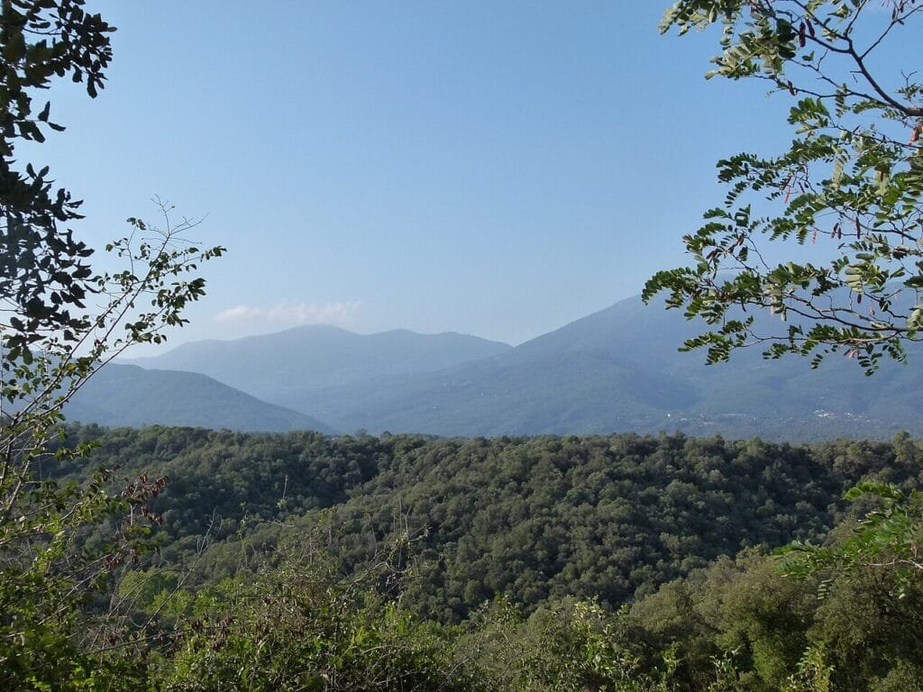 Vistas del Montseny desde La Selva, zona ideal para una casa rural con encanto en Girona