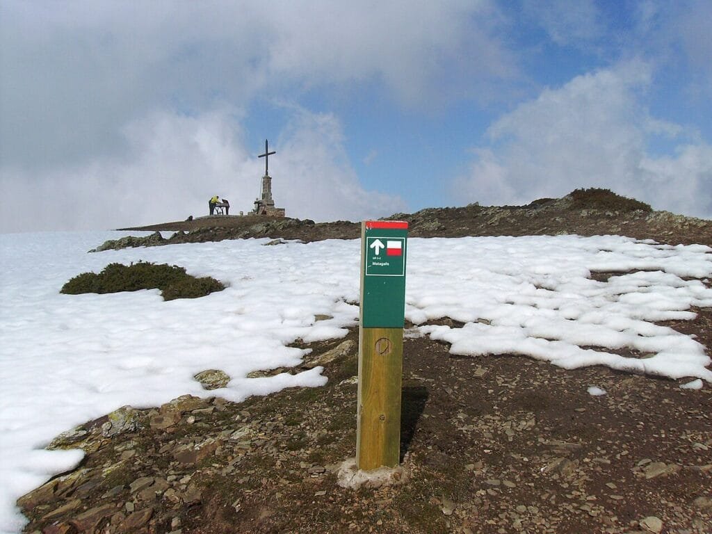 Cumbre del Matagalls nevada en el macizo del Montseny en invierno