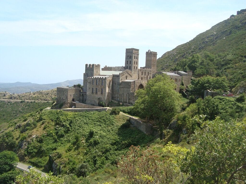 Monasterio de Sant Pere de Rodes sobre el Alt Empordà, zona ideal para una casa rural en el Alt Empordà