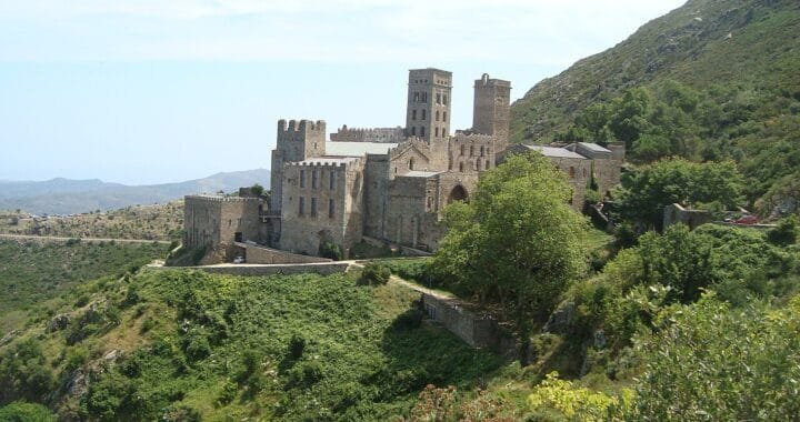 Monasterio de Sant Pere de Rodes sobre el Alt Empordà, zona ideal para una casa rural en el Alt Empordà