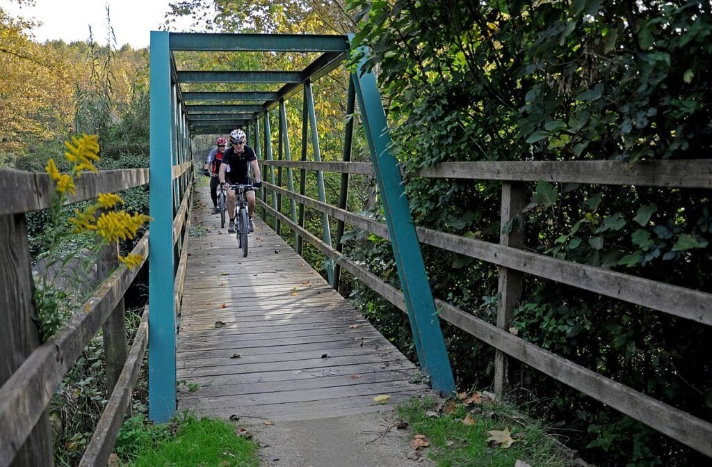 Ciclistas en la Vía Verde del Carrilet entre Girona y Olot