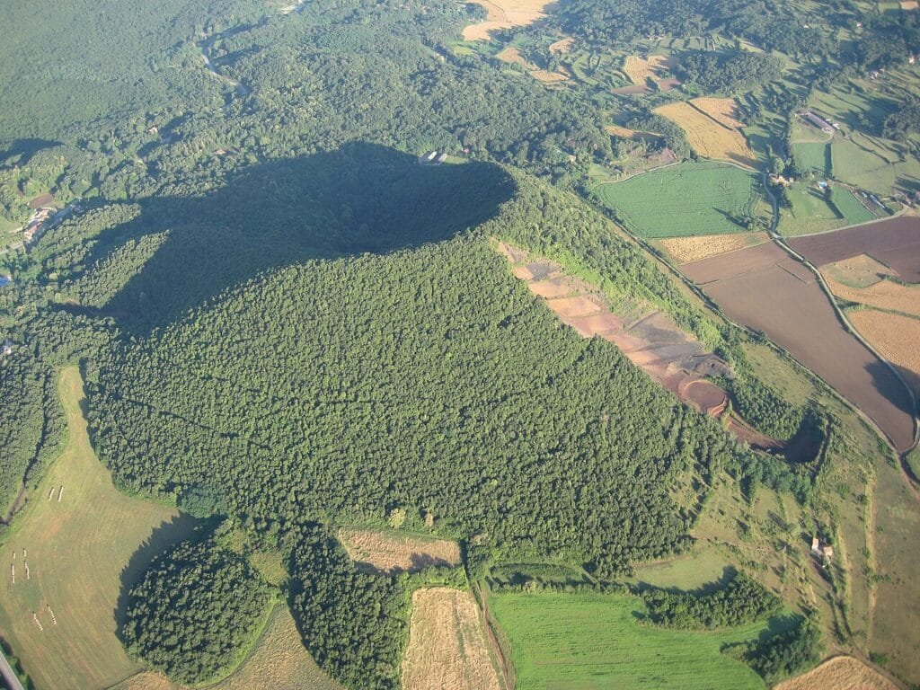 Vista aérea del volcán del Croscat en la Garrotxa