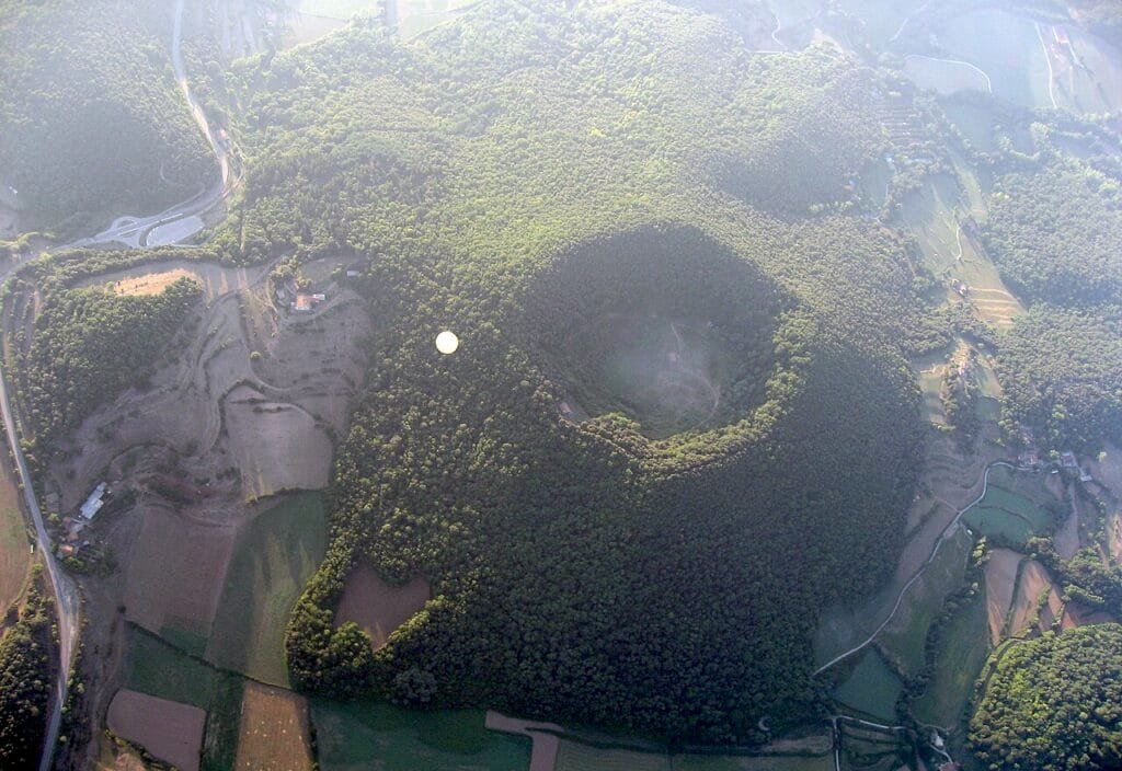 Cráter boscoso del volcán de Santa Margarida con su ermita, Garrotxa